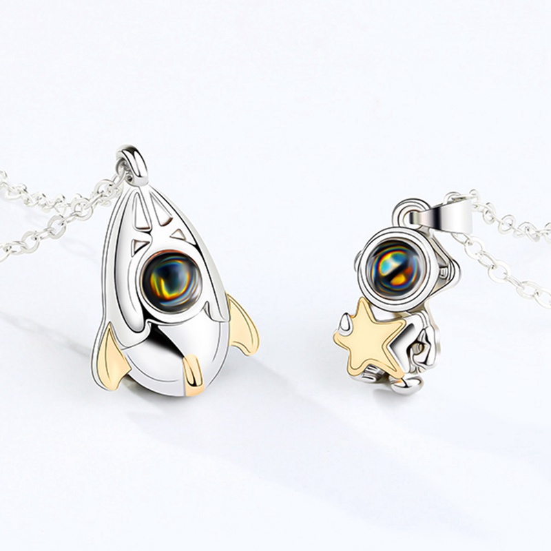 Fancyqube 2pcs / Set Kalung Rantai Liontin Astronot / Bulan / Bintang Kristal 100 Bahasa Untuk Pria / Wanita