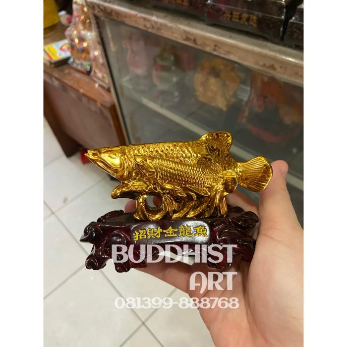 Pajangan ikan arwana emas fengshui
