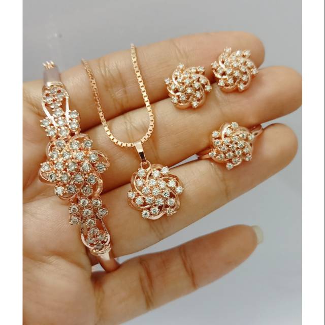 Set replika berlian medan