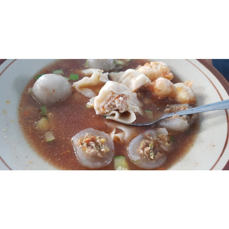 

Cilok goang tasik isi ayam dan pangsit basah saos bawang