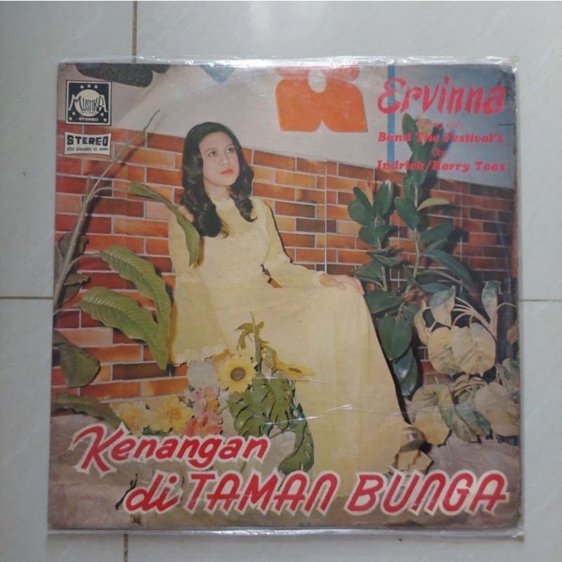 Kaset Vinyl Piringan Hitam Ervinna Kenangan di Taman Bunga