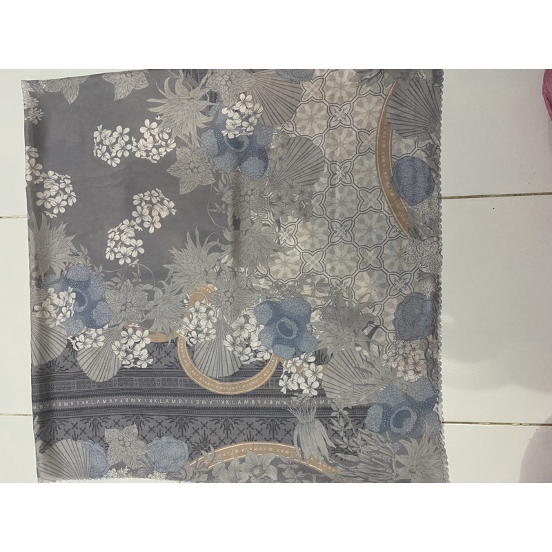 preloved scarf wearing klamby