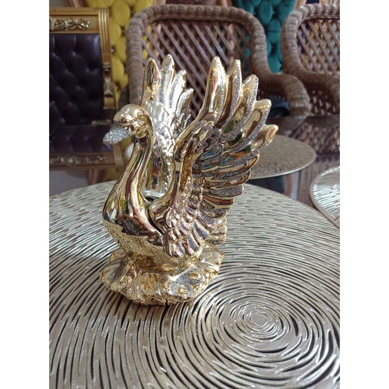 Patung Angsa Kristal