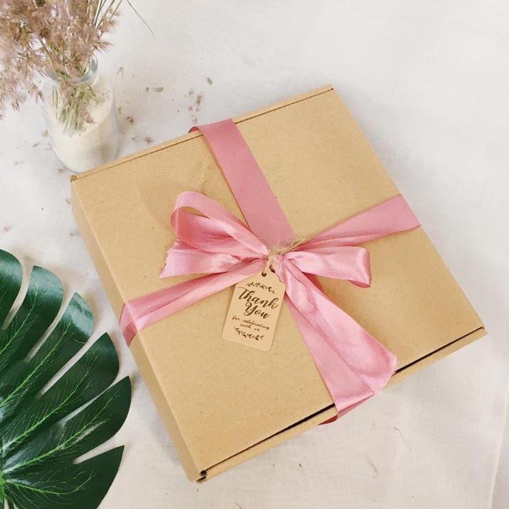 

BantingHarga KOTAK HAMPERS GIFT BOX BY RALINE HIJAB(hanya dus,pita,kartu ucapan)