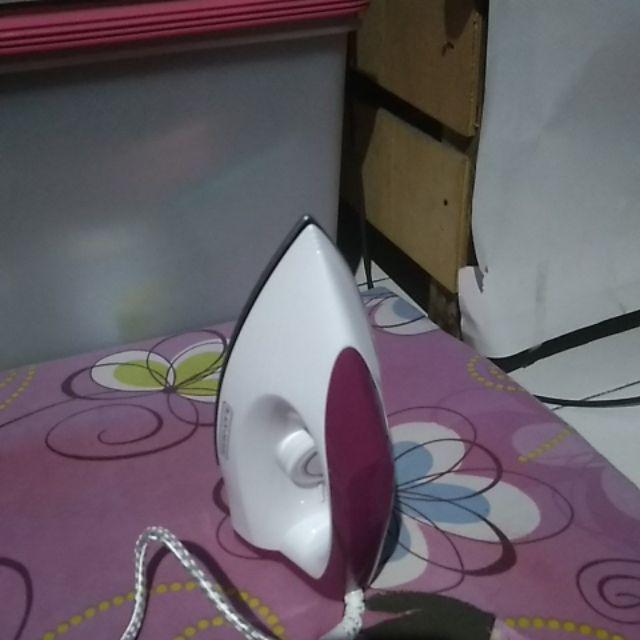 Black+decker Setrika Kering Non Stick 400 Watt / Dry Iron - F 200