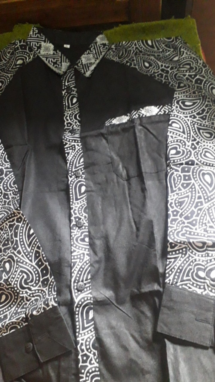 Kemeja Pria Modern Kombinasi Batik Perada Mete Putih