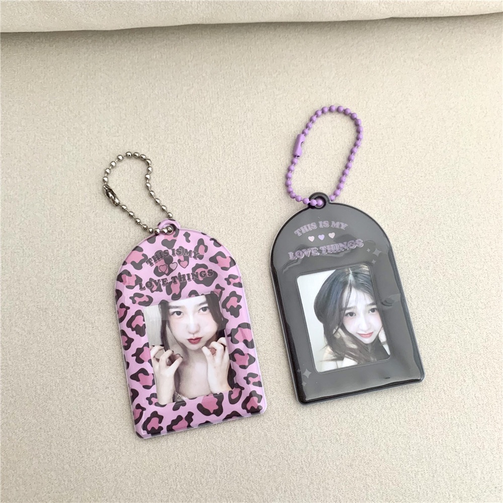 Holder Pelindung Foto Idol Mini Motif Leopard Dengan Rantai Liontin