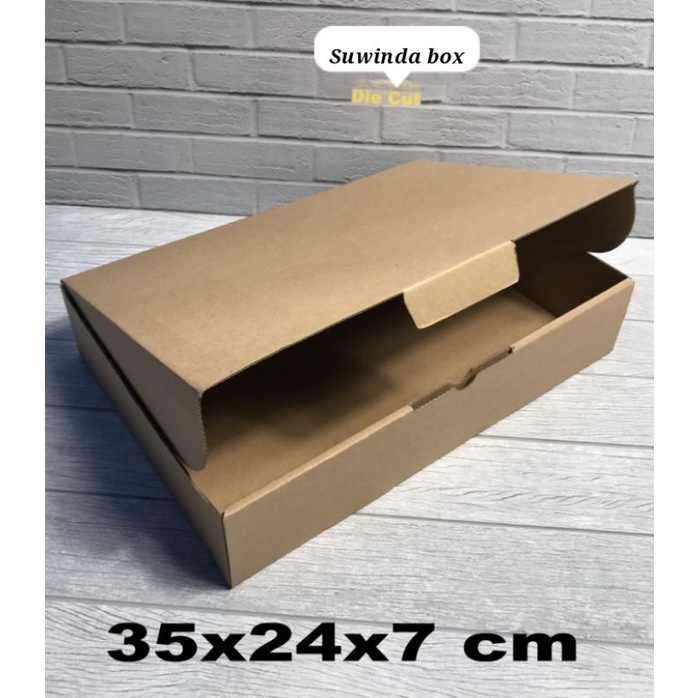 

Kardus uk. 35x24x7 cm.... box karton model pizza U/ aksesoris-dll