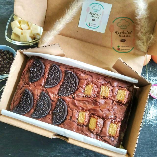 

Fudgy Brownies topping Oreo + Beng-beng (Baca box deskripsi)