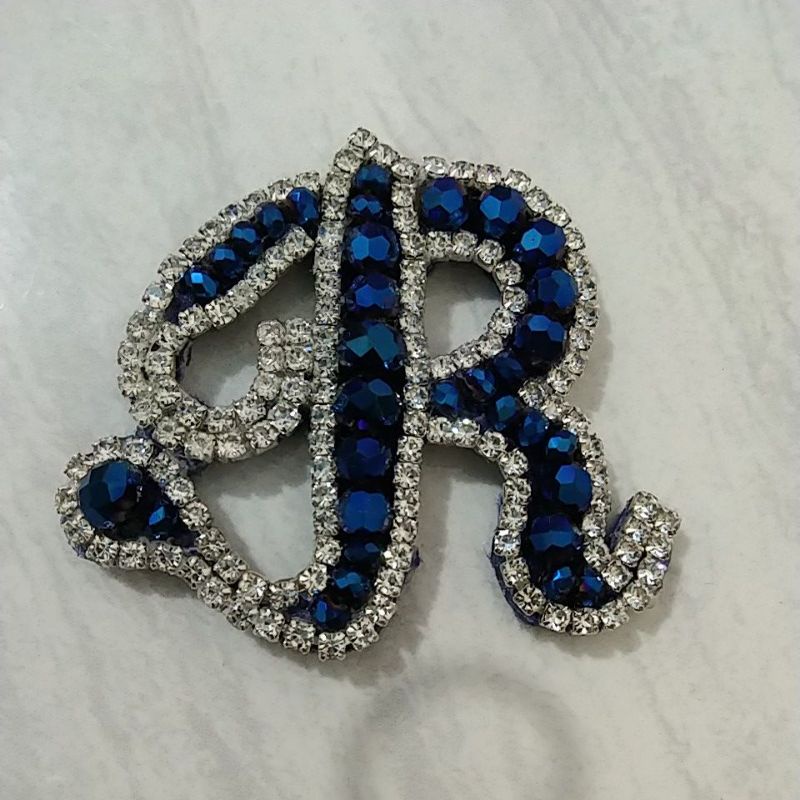 Bros Huruf R Kristal dan mutiara