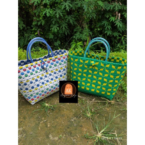 tas anyam motif bunga
