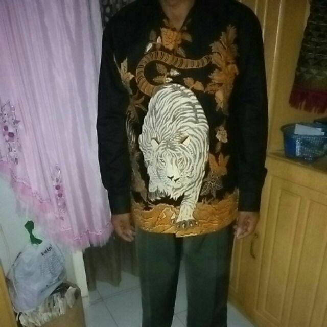 Batik Solo Pria Modern. Batik Solo Pria Lengan Panjang Murah. Batik Solo Model Terbaru.