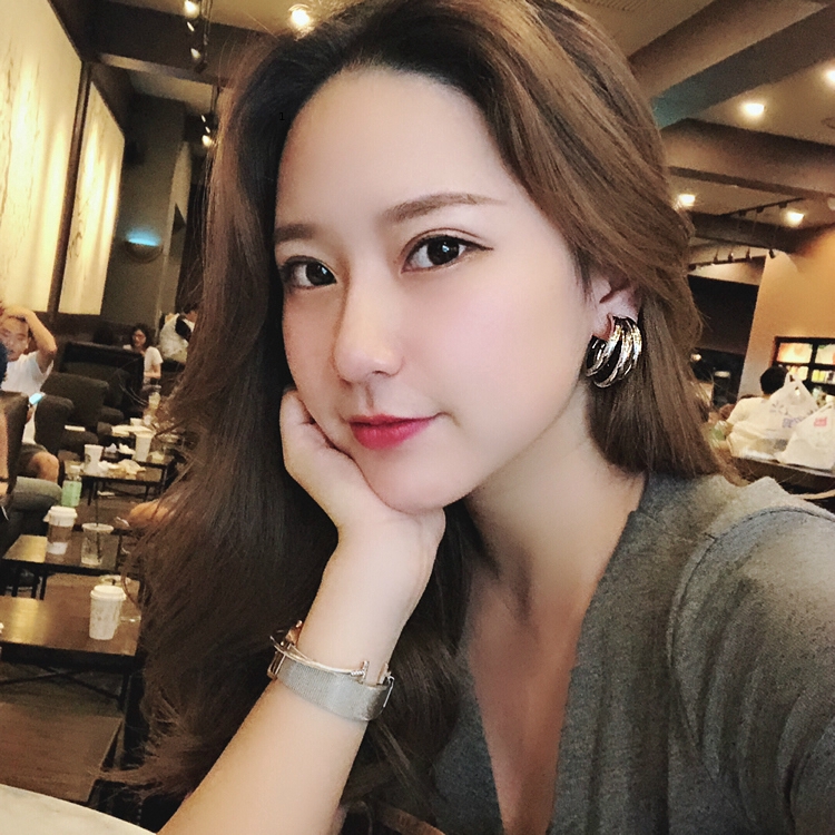 Tiga Baris Desain C-shaped Setengah Lingkaran Anting Wanita Korea Berlebihan retro