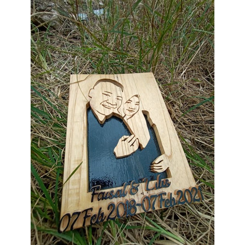 SILUET UKIRAN WAJAH KAYU KADO HADIAH WEDDING ANNIVERSARY BIRTHDAY GRADUATION DAY