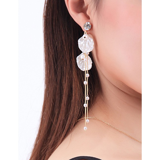 LRC Anting Jepit Fashion Earless Ear Shell Pearl Earrings F94039