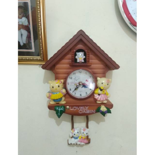 (COD) HELLO KITTY Jam dinding bandul Lovely Cabin 24,5cm x 39cm