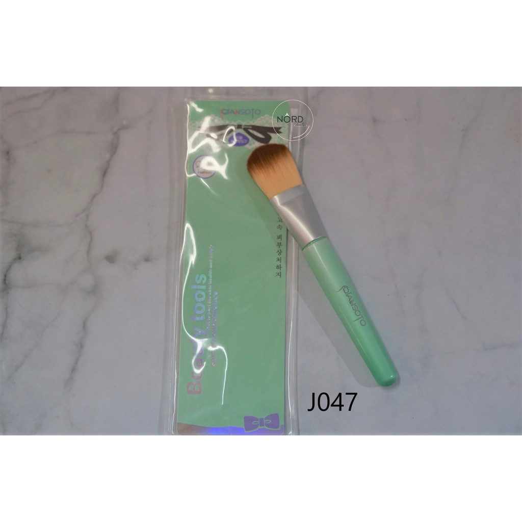 Kuas Foundation Qiansoto/ Qiansoto Foundation Brush
