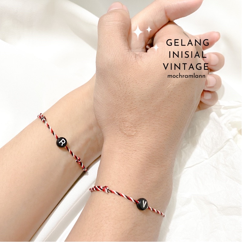 gelang inisial tali tridatu / gelang huruf bisa couple / gelang aesthetic / by mochramlann