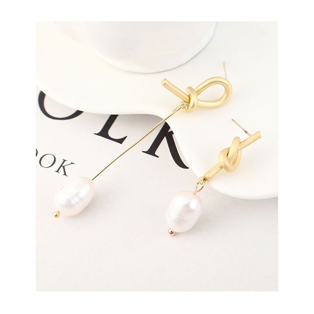 LRC Anting Tusuk Fashion Gold Plated Gold Asymmetric Pearl S925 Silver Needle Earrings Y62829