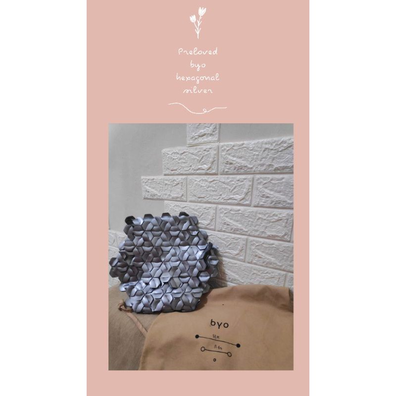 preloved 100% Original Byo Hex Clutch in Silver good condition