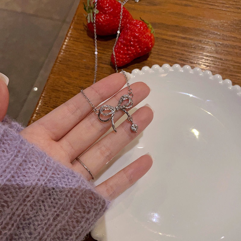 Kalung Rantai Klavikula Liontin Pita Warna Silver Aksen Berlian Imitasi Untuk Wanita