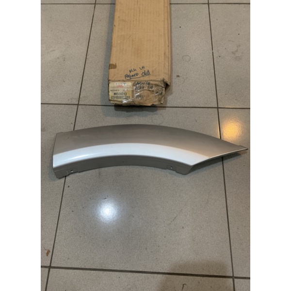 Garnishover fender belakang kiri MITSUBISHI PAJERO MR508213 Limited