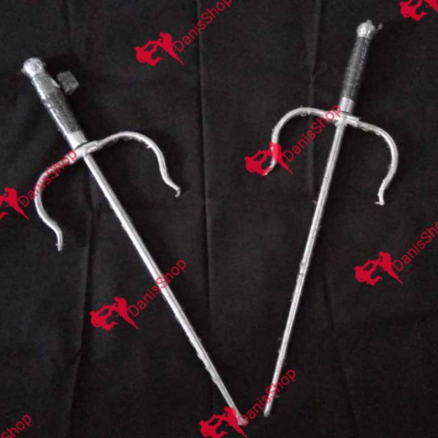 Trisula bahan alumunium. Senjata tumpul