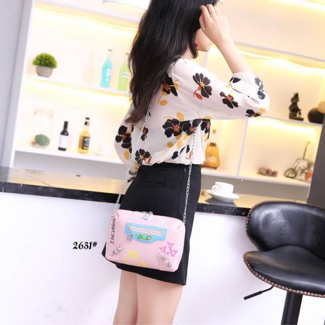 New Arrival BALENCIAGA Crossbody
Classic Reporter XS Graffiti Crossbody Bag


Balenciaga 2631#