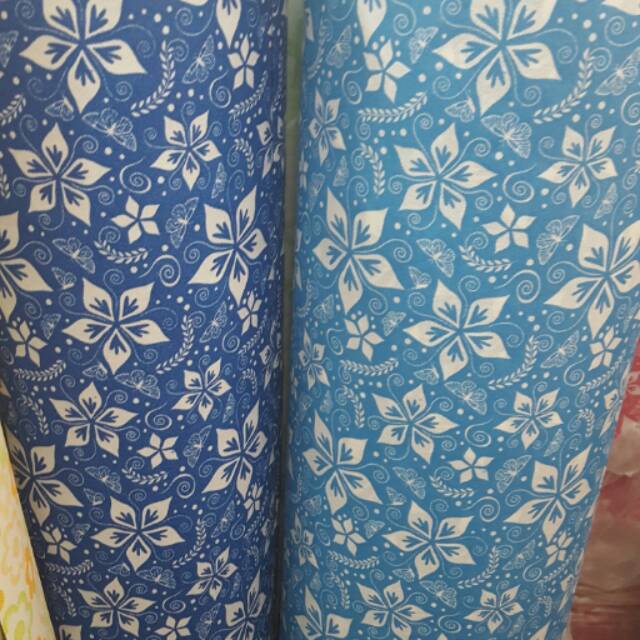  Wallpaper  dinding motif batik  kupu biru tua dan muda 