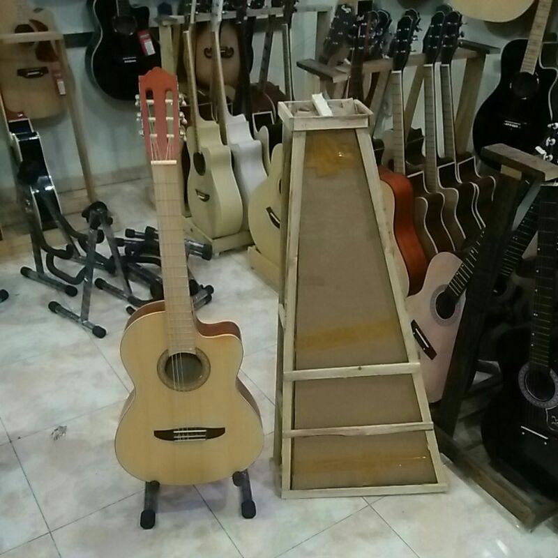 Gitar Nylon Yamaha cutway tanam besi