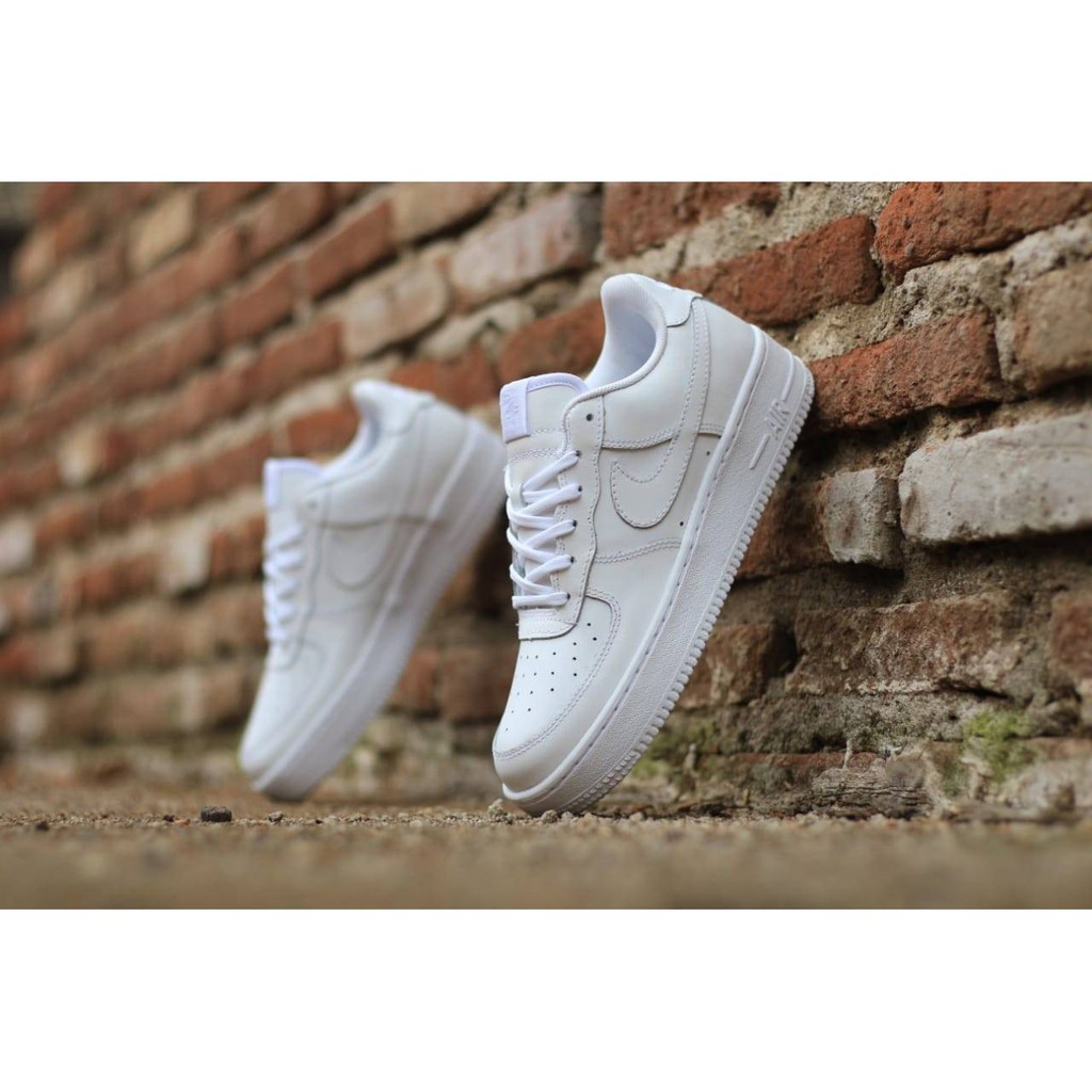 NIKE AIR FORCE 1 TRIPLE WHITE