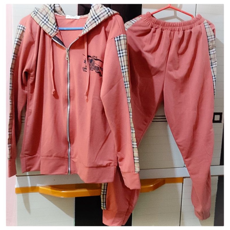 SETELAN STELAN JAKET MOTIF BURBERRY BY THERESIA WARNA SALEM KEKINIAN IMPORT GAUL SET OLGA OLAHRAGA T