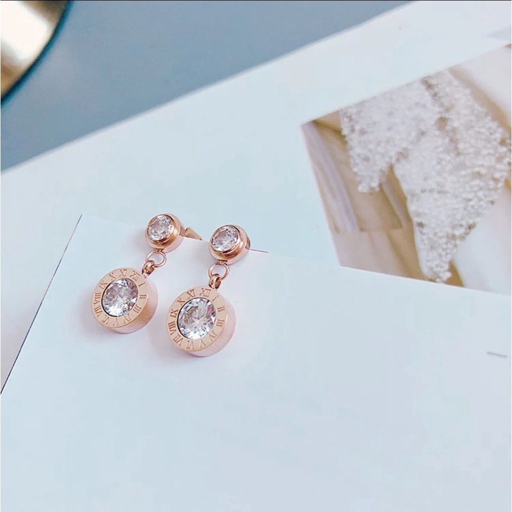 Anting Titanium Bvlgr Bulat Romawi 2 Crystal Artifisial Warna Rose Gold dan Gold