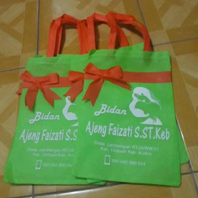 

Tas souvenir/souvenir pernikahan/tas wedding/tas hajat/tas promosi/souvenir haji/tas spunbond