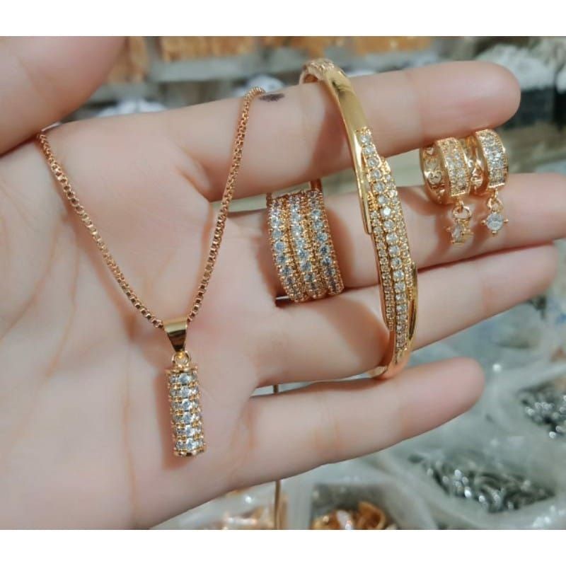 perhiasan set wanita dewasa.set perhiasan titanium berlapis emas