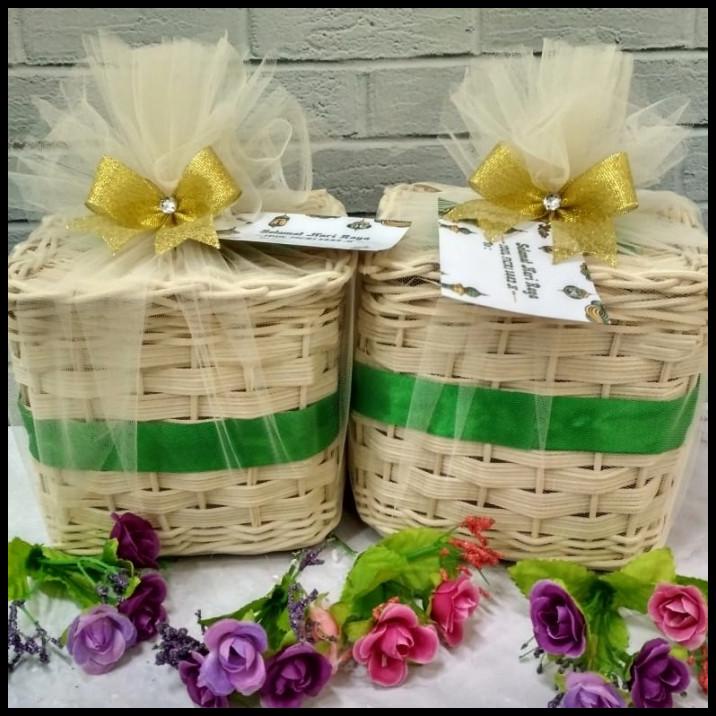 

Hampers Lebaran Sajadah .Pouch .Tasbih.Tempat Tissue Rotan