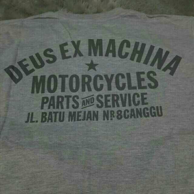 Kaos baju deus ex machina