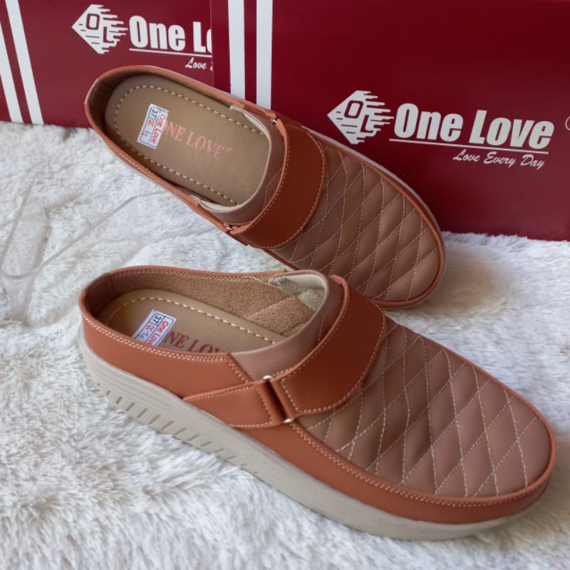SEPATU ONE LOVE