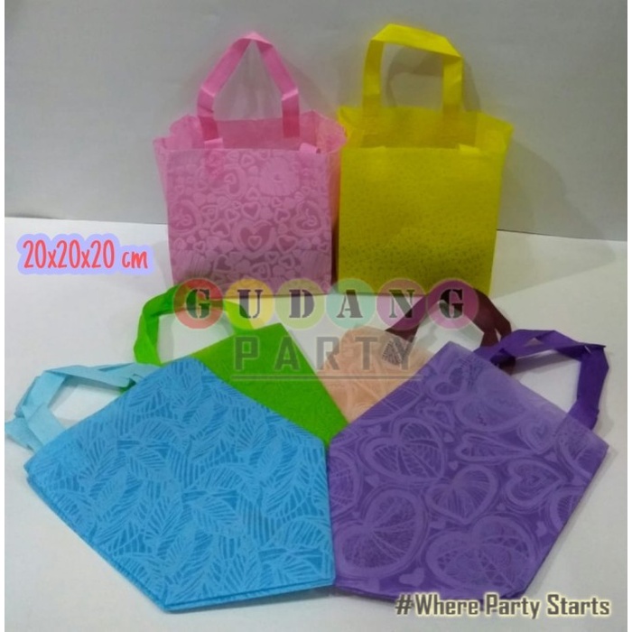 

Spunbond Embos/HSH 20 CM/Tas Bingkisan/Goody Bag/Tas Souvenir Kado