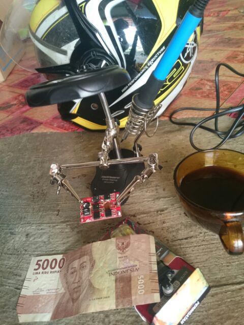 Alat Pegangan Solder Dan Kaca Pembesar