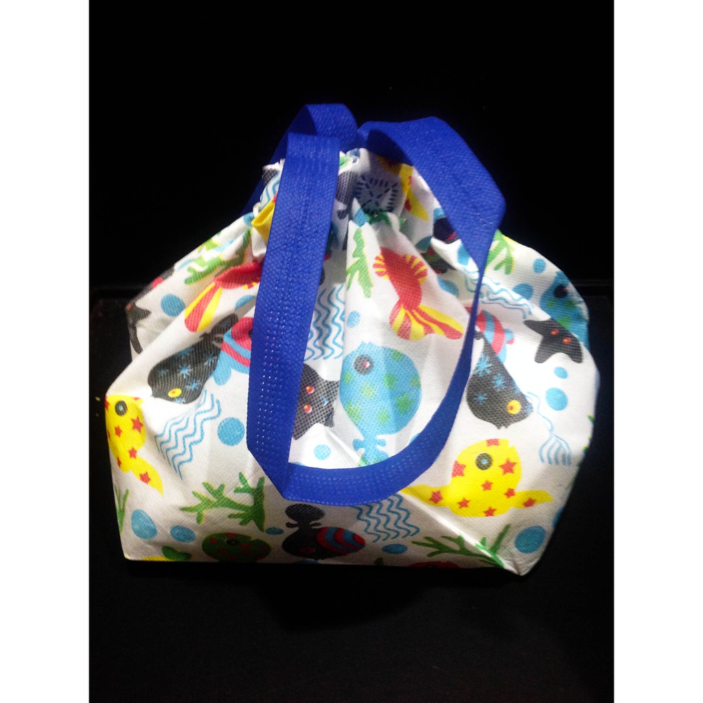 

Fish Print Spunbond Goodie Bag M Tas Souvenir Serut Nasi Kotak