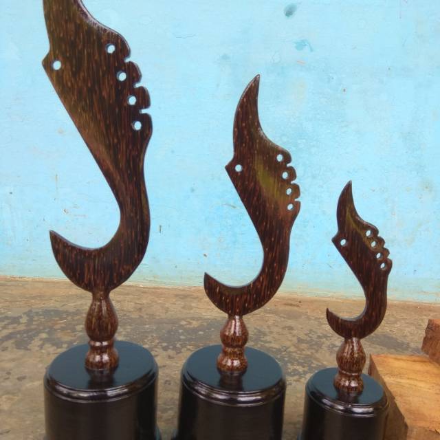 Piala kujang besar