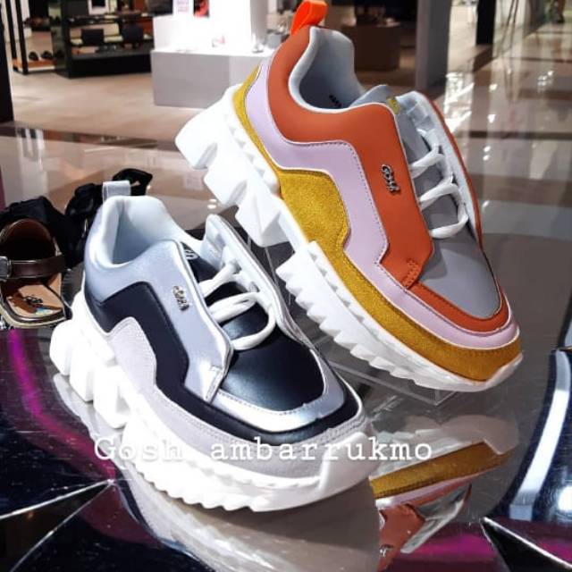 Sepatu gosh