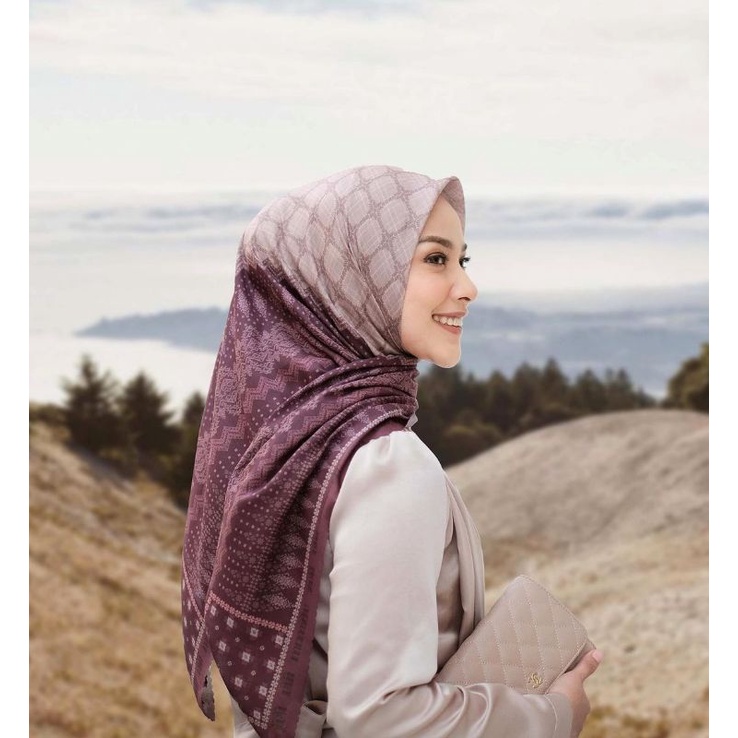 Dirgahayu Scarf Bajawa Magenta by Vanillahijab