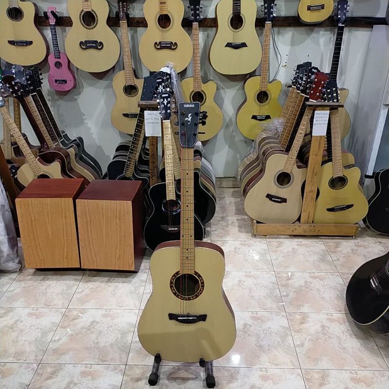 gitar akustik Yamaha jumbo tanam besi