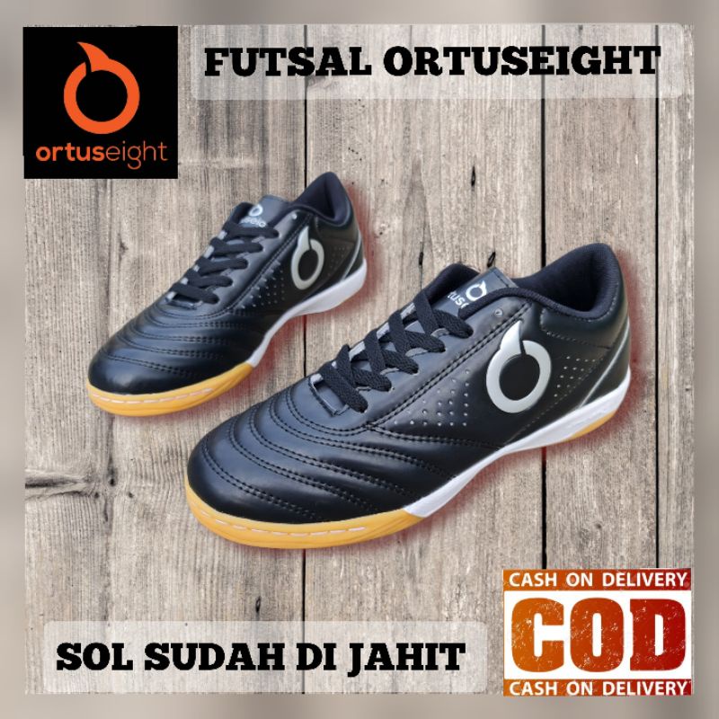 SEPATU FUTSAL ORTUSEIGHT PRIA SOL DI JAHIT SEKELILING SIZE 34 - 43 / SEPATU PUTSAL SEPAKBOLA INDOOR SOCCER RUNNING JOGGING / SEPATU SEKOLAH HITAM COWOK / SEPATU OLAHRAGA LARI RUNNING TENIS MEJA PINGPONG