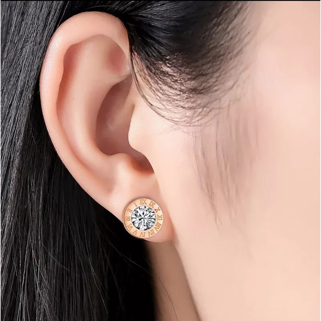 Anting Tusuk Titanium Wanita dan Pria Cubic Zirconia Artifisial Angka Romawi dan Huruf