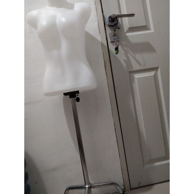 Patung baju cocok untuk dress gamis atasan sudah dengan besi. manekin wanita