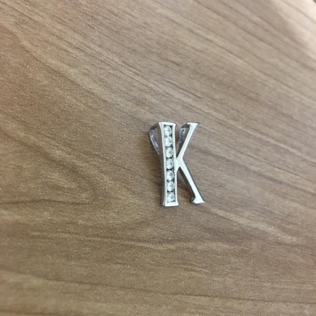 Liontin huruf K emas putih