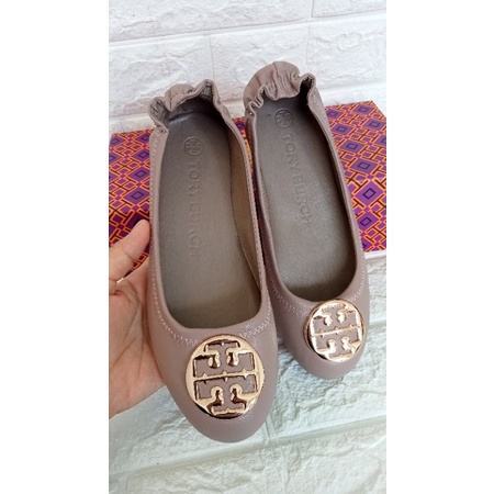 Flat Shoes TB Murah Logo Gold Kode 2208-1(Wajib Upsize!!)